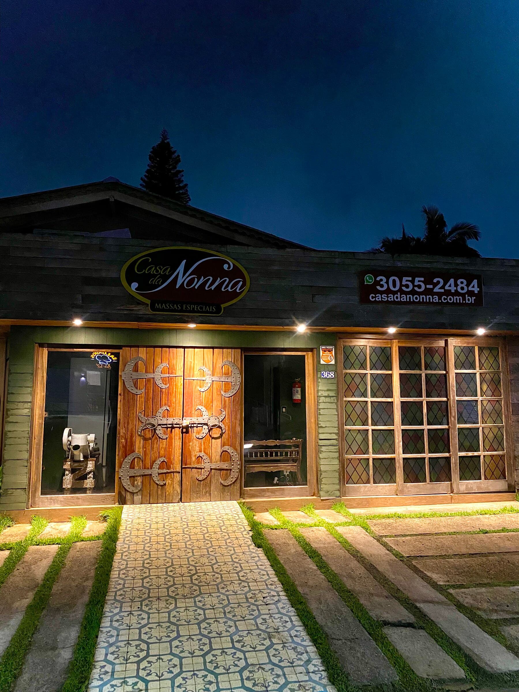 Fachada da Casa da Nonna à noite